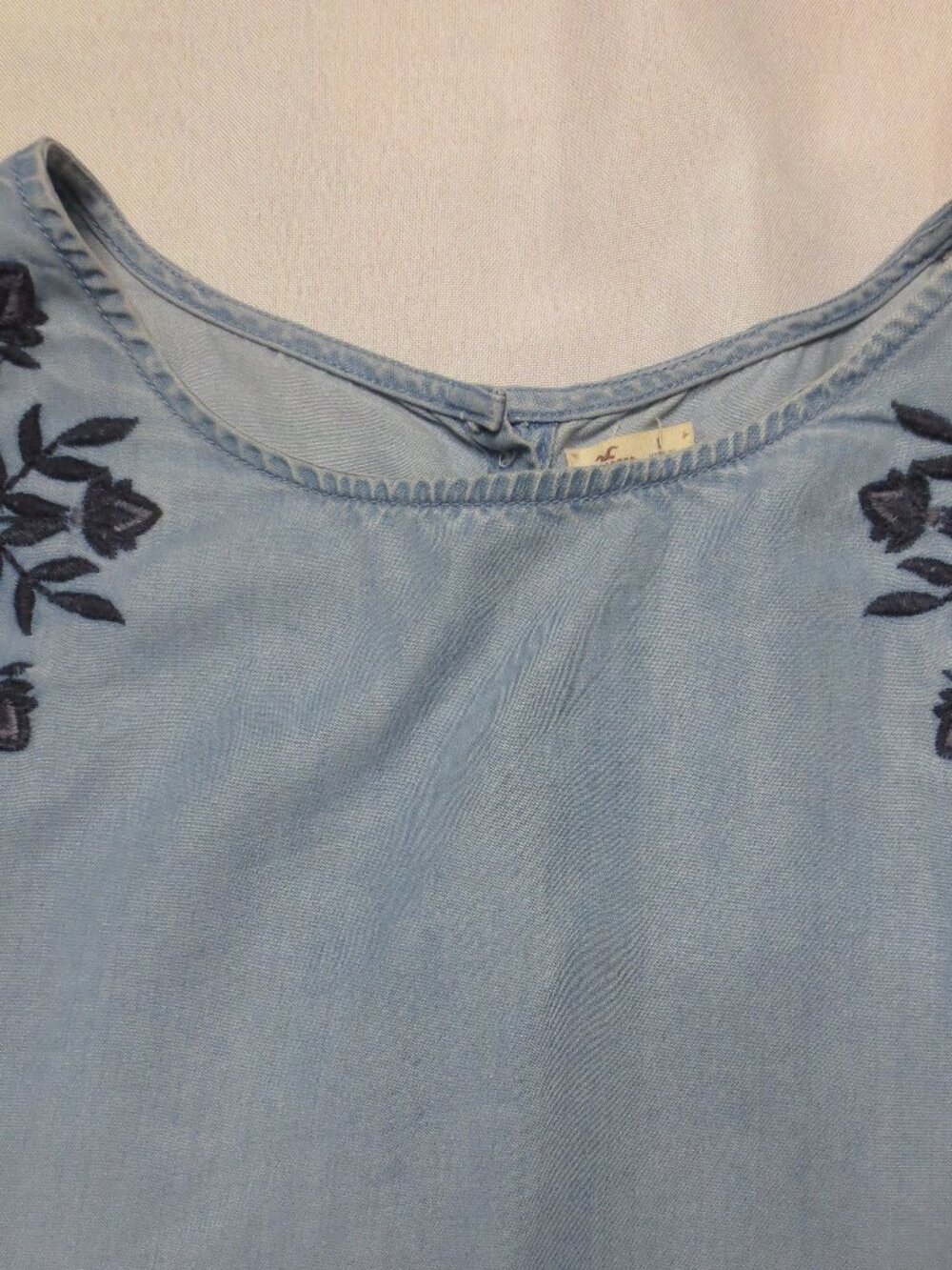 HOLLISTER womens BLOUSE blue BOHO cropped CHAMBRAY top EMBROIDERED SIZE L - Picture 6 of 10